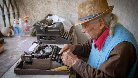 Leoncio Bueno sigue escribiendo a los 104 años. (Foto: El Trome).