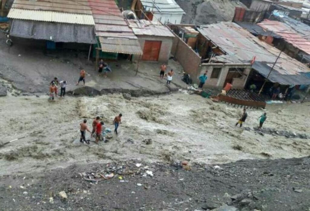 En Tumbes un río se desbordó y llegó a la ciudad a raíz del ciclón Yaku.
