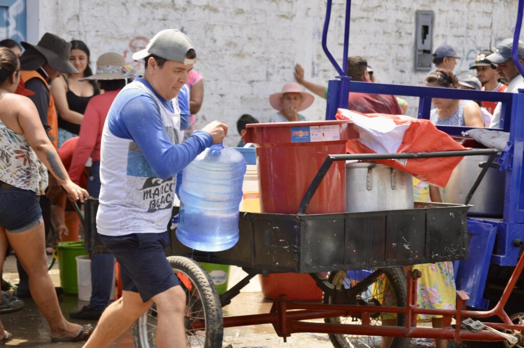 Falta de agua. Hasta cuatro horas esperaron las personas para ser atendidos en la cámara de bombeo de la av. Tupac Amaru. (Foto: César Clavijo A.)