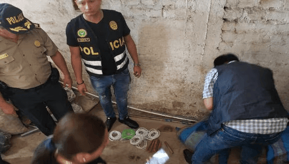Policías en operativo para investigar extorsión en La Libertad