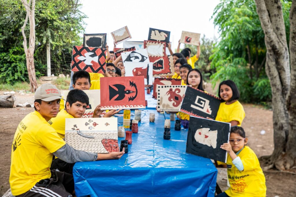 Un grupo de niños muestras pinturas con motivos Chimú. A través de actividades, los menores de edad se acercarán al legado de los chimú. (Foto: DCC La Libertad). 