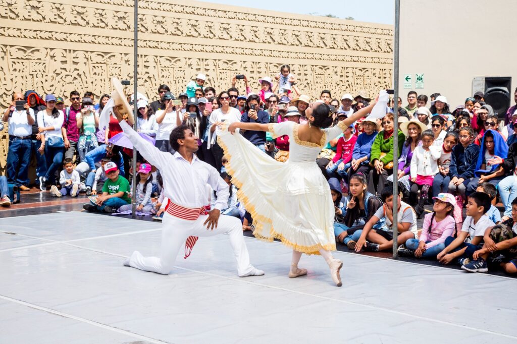 Una pareja baila marinera. El museo Chan Chan será escenario de una fiesta cultura imperdible. (Foto: DCC La Libertad).
