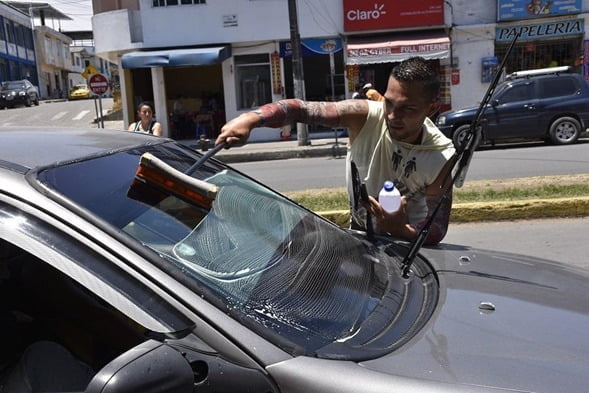 Lima prohíbe el servicio de limpiaparabrisas.