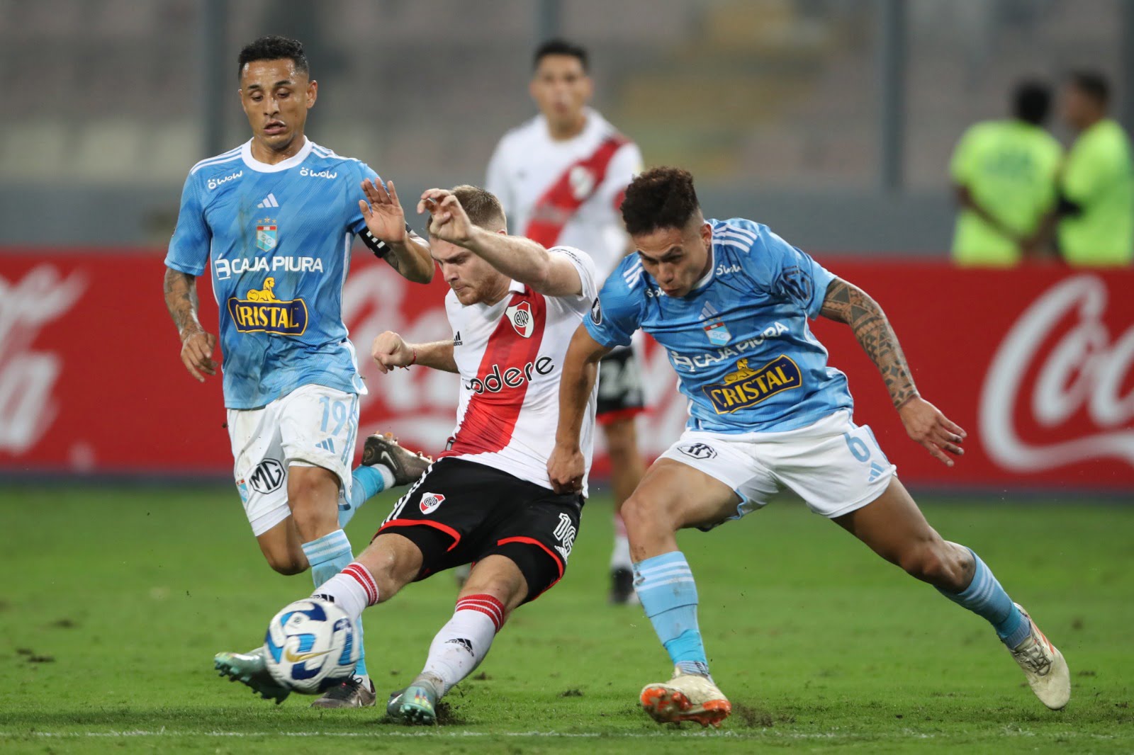 Cristal empata 1-1 con River y complica sus opciones de clasificar Sporting Cristal dejó escapar puntos en casa e igualó 1-1 ante River Plate, resultado que complica las posibilidades a los dos de clasificar a la siguiente fase de la Copa Libertadores, finalizada la cuarta jornada.