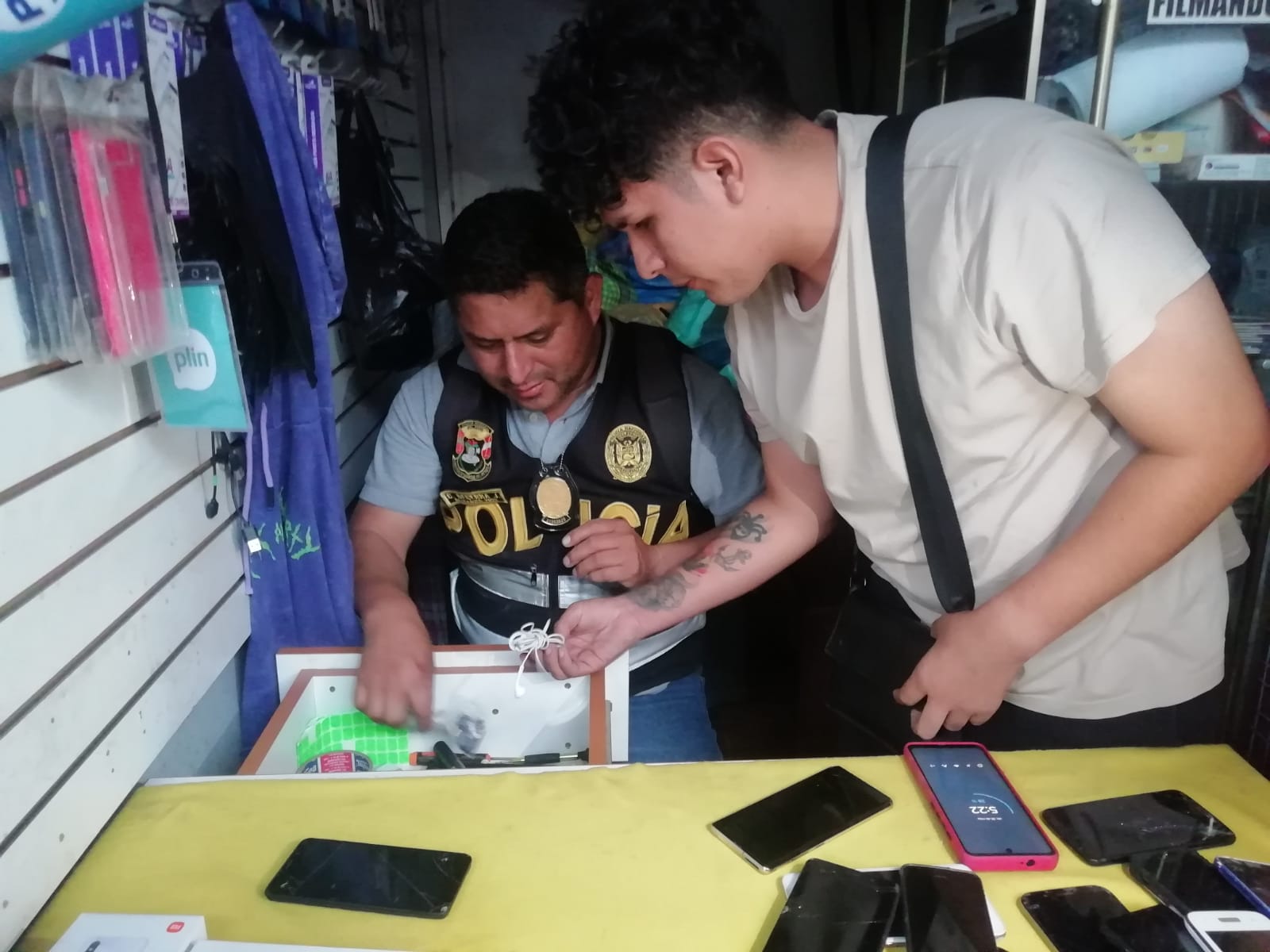 La Policía Nacional de Perú, la Dirección de Seguridad del Estado y la División de Investigación de Delitos contra el Estado ejecutaron un megaoperativo que culminó con la incautación de 500 celulares y 20 laptops que no tenían la documentación correspondiente que acredite su procedencia legal. La intervención se desarrolló en el mercado La Cachina, ubicado en el paradero 12 de la Av. Canto Grande de San Juan de Lurigancho, denominado como El Mercado Negro de los Celulares.