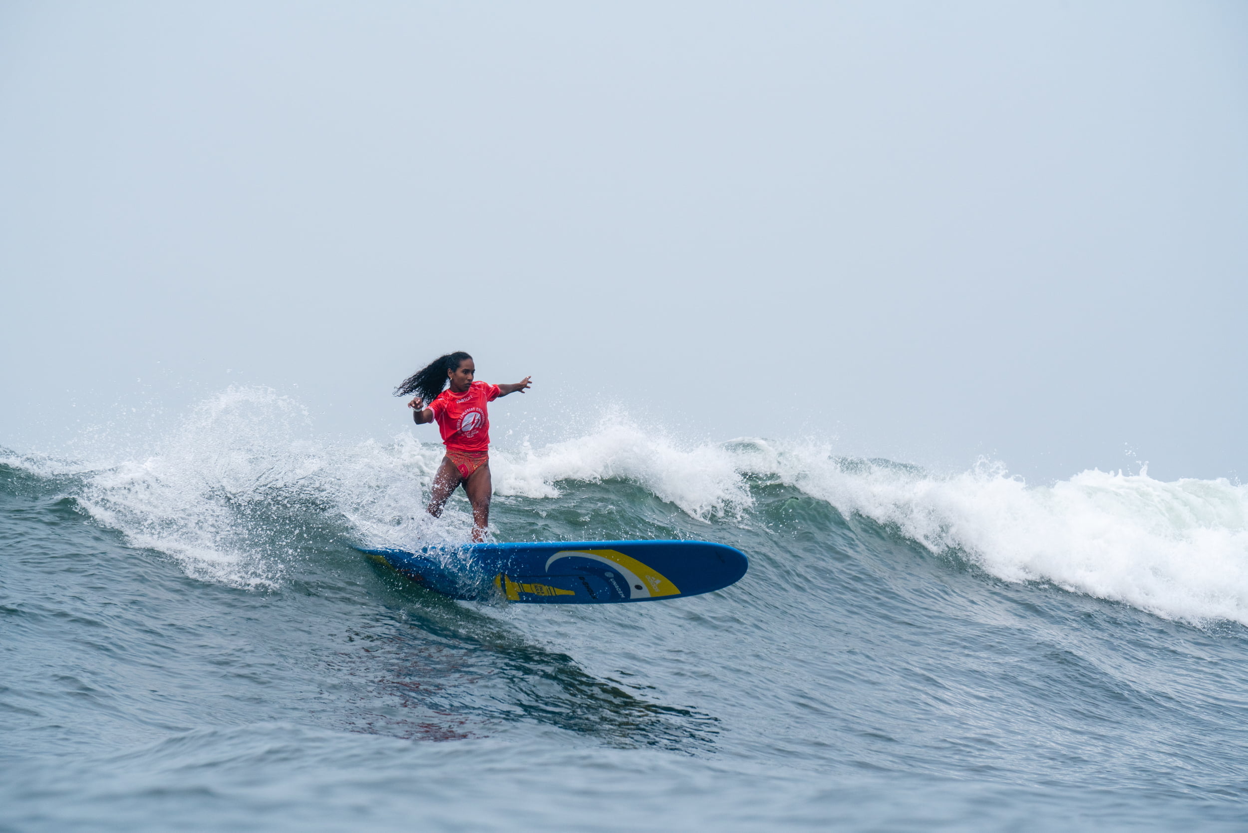 ‘Mafer’ Reyes y Ana Camila Kaspar avanzan con solidez en el Mundial de la ISA El protagonismo del segundo día del ISA World Longboard Championship lo tuvieron las damas. ‘Mafer’ debutó con victoria en su serie y Ana Kamila ya está en ronda 3.