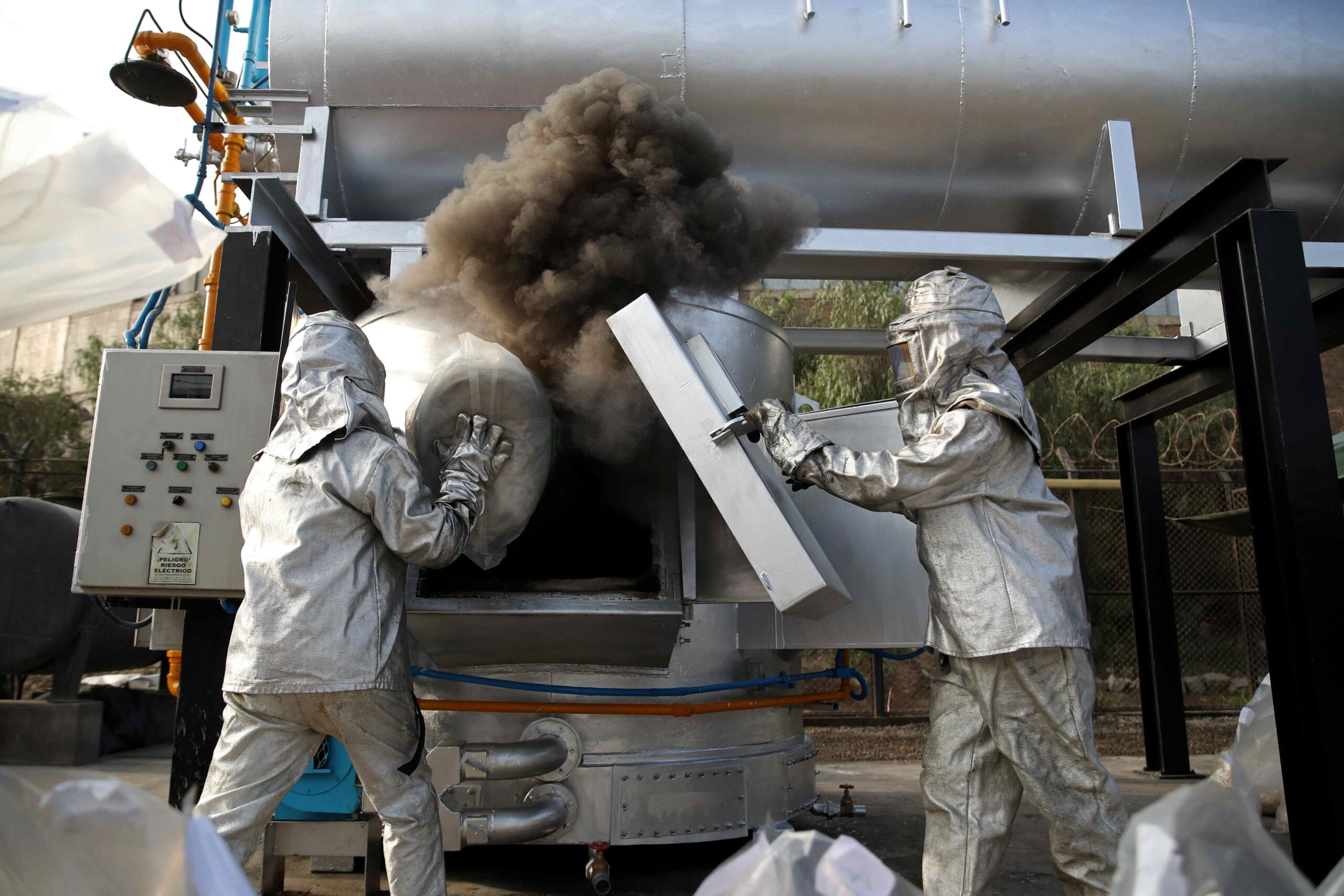 La Policía Nacional del Perú (PNP), en compañía de la presidenta Dina Boluarte, incineró hoy 14,4 toneladas de distintas drogas decomisadas en los últimos cuatro meses en diversos operativos policiales en el país.