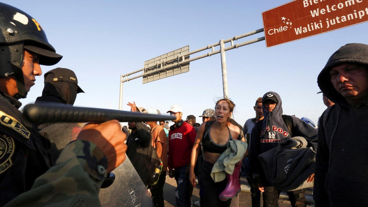 Tacna: extranjeros bloquean acceso a frontera de Perú con Chile Extranjeros bloquean acceso a frontera de Perú con Chile