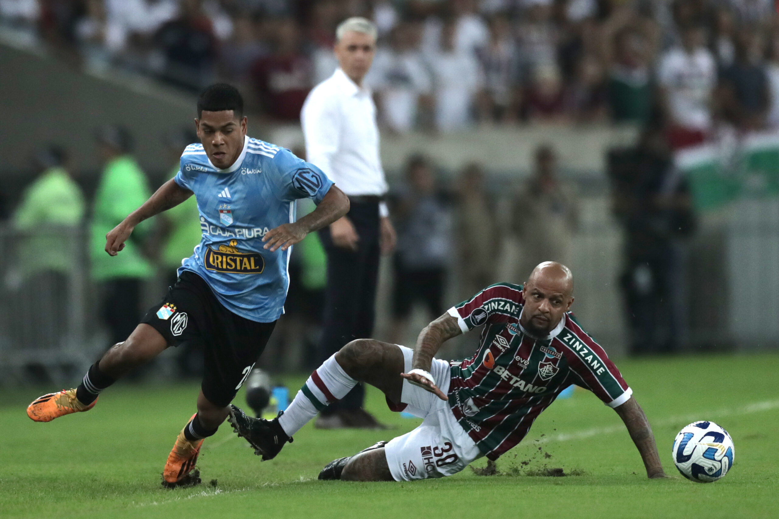 Con la frente en alto: Cristal compitió en el Maracaná y clasificó a los play off de la Sudamericana Sporting Cristal realizó un gran partido en el Maracaná. Le jugó de igual a igual al todopoderoso Fluminense y empató 1-1 en el cierre del Grupo D de la Copa Libertadores. Con este resultado, alcanzó el tercer lugar y quedó fuera del torneo. Los play off de la Copa Sudamericana es el premio consuelo para los celestes.