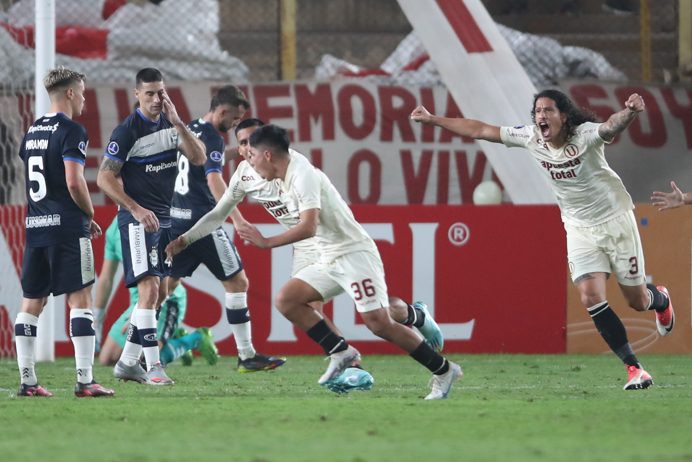 Universitario de Deportes apeló a su mítica garra crema y sacó adelante un decisivo partido que le sirvió para instalarse en la siguiente fase de la Copa Sudamericana. Con un tanto de Piero Quispe, se impuso 1-0 a Gimnasia de Argentina y clasificó a los play off del torneo continental.