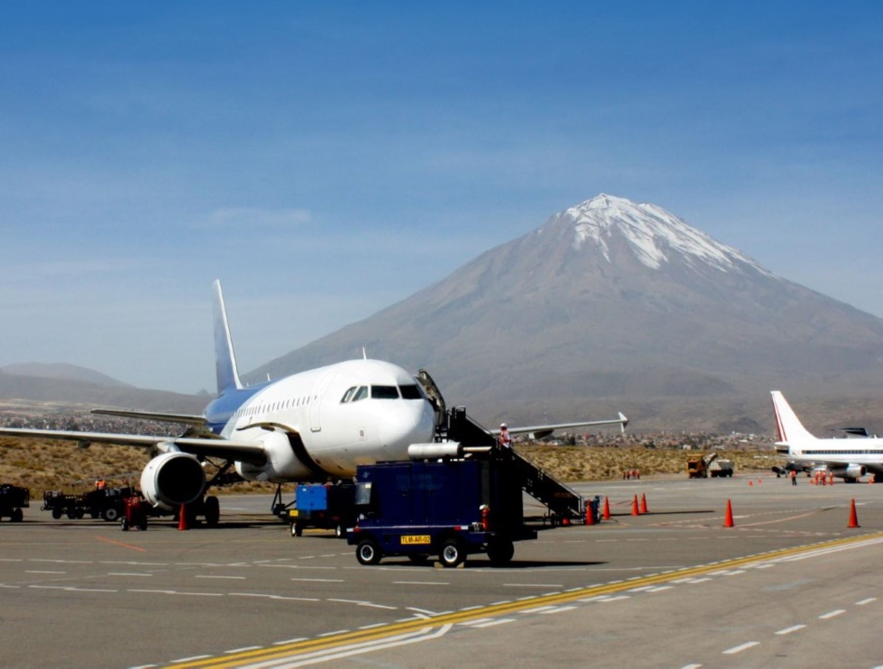 El aeropuerto de Arequipa, ubicado en la segunda ciudad más grande de Perú, será objeto de una ambiciosa modernización con una inversión de 26 millones de dólares. El objetivo de esta mejora es ampliar la capacidad de la terminal y permitir la recepción de vuelos procedentes de Bolivia, Argentina y Chile.