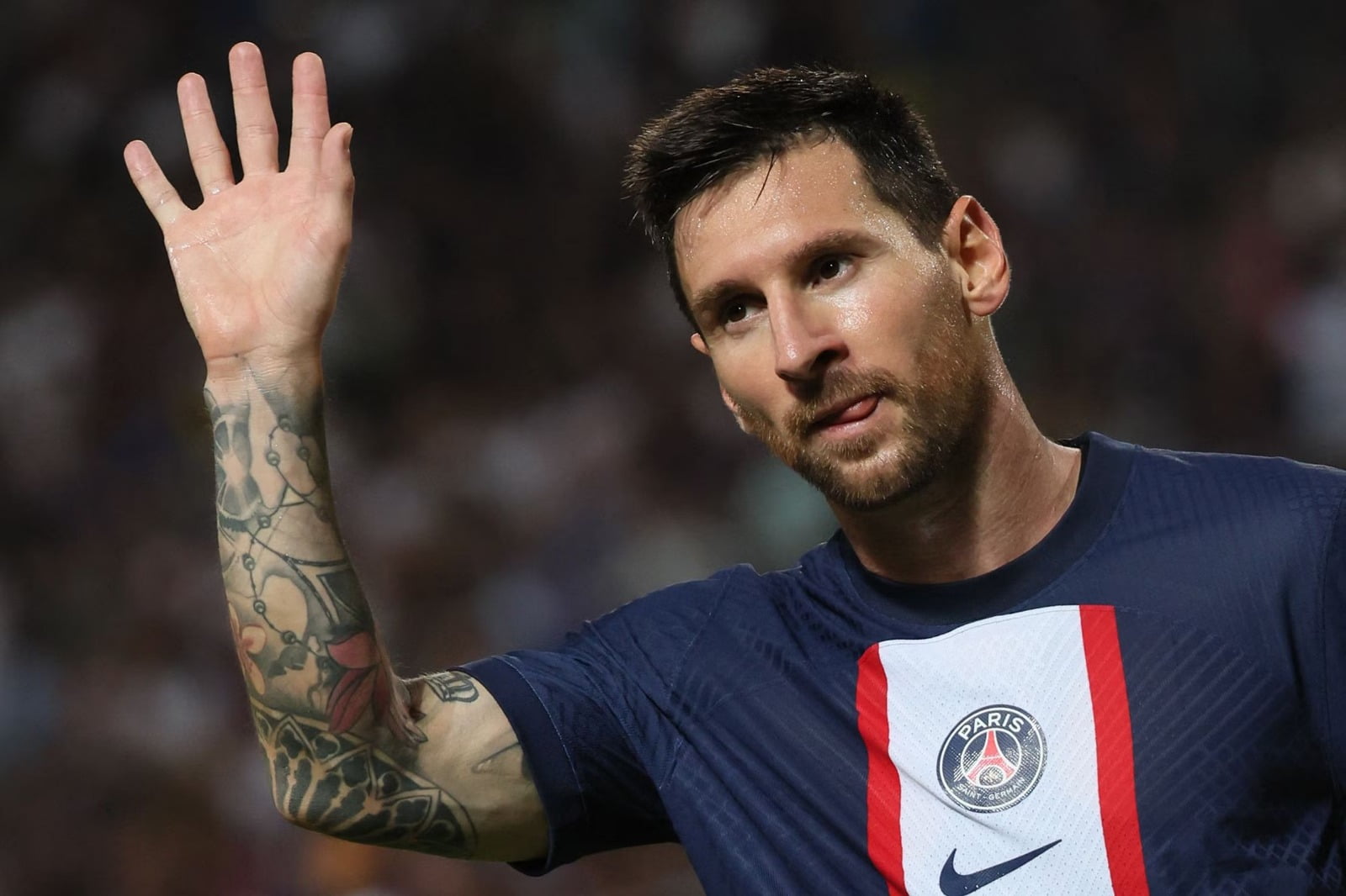Messi deja París. El DT del PSG, Christophe Galtier, lo confirmó este jueves en plena conferencia de prensa. Aseguró que este sábado será el último partido del delantero argentino en el Parque de los Príncipes, lo que significa que la temporada próxima no vestirá la camiseta del club.