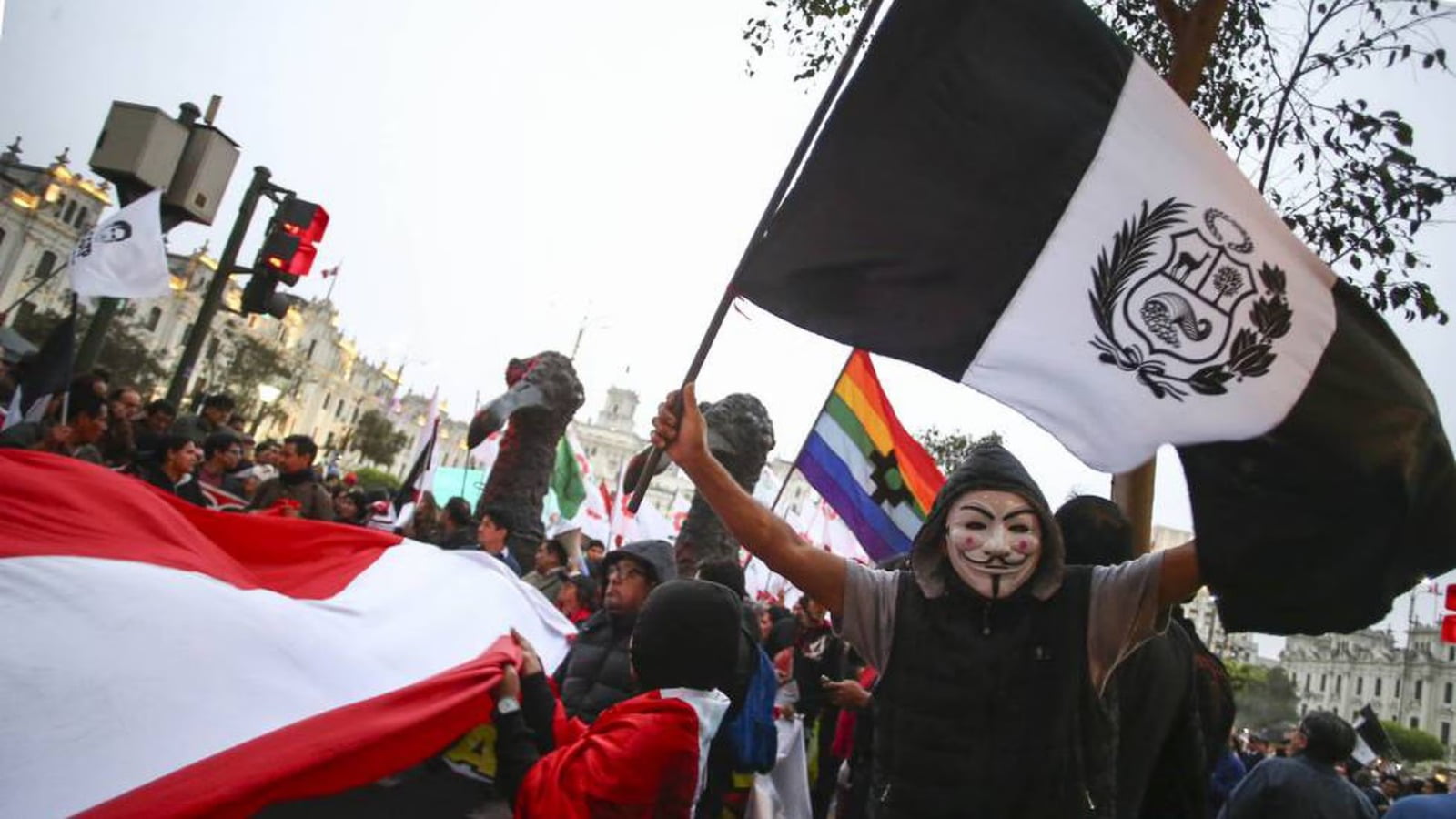 Perú celebró este miércoles el Día Nacional de la Bandera, en recuerdo a la batalla de Arica de 1880, que estuvo marcado en algunos puntos del sur por protestas de ciudadanos que salieron a las calles con una versión de luto del emblema nacional en recuerdo a los muertos en la manifestaciones antigubernamentales.