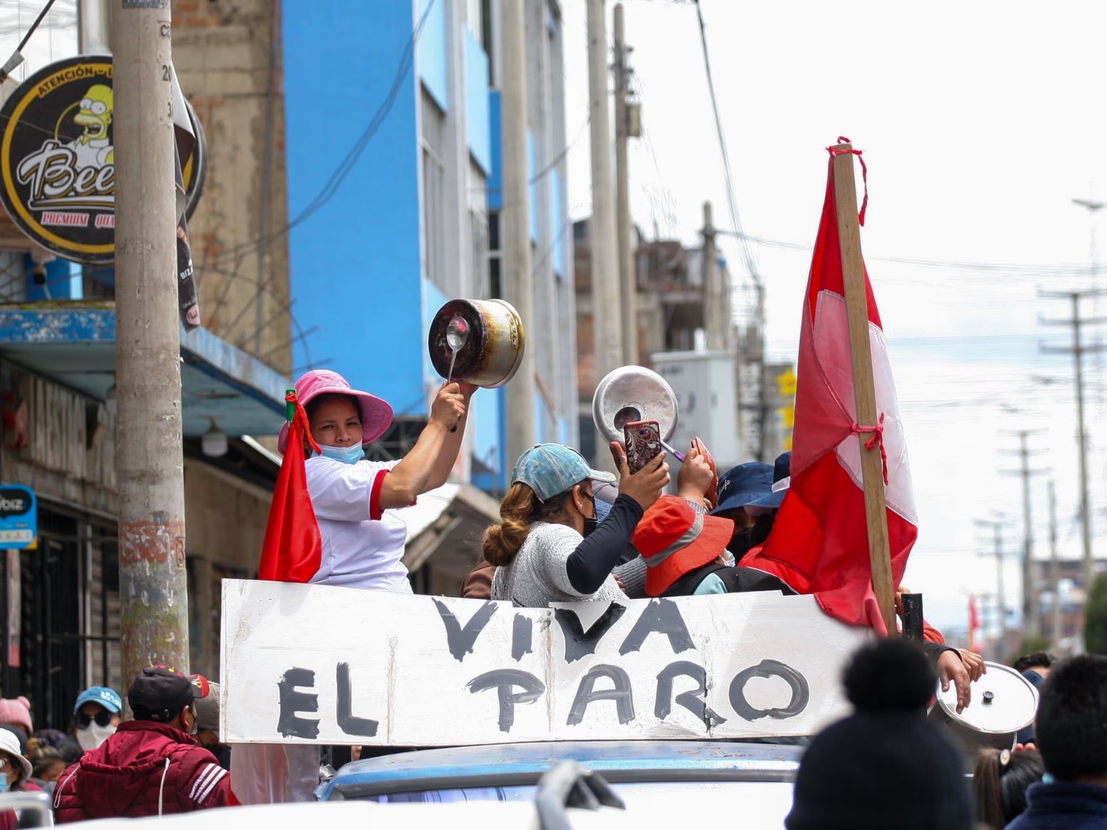 Las previstas manifestaciones antigubernamentales tuvieron lugar este lunes en Lima sin una notable movilización ciudadana. Sin embargo, colectivos de otras regiones anunciaron que las marchas se llevarán a cabo del 22 al 25 de julio próximo, con el objetivo de rechazar al actual gobierno liderado por Dina Boluarte y exigir la creación de un “nuevo estado plurinacional” en Perú.