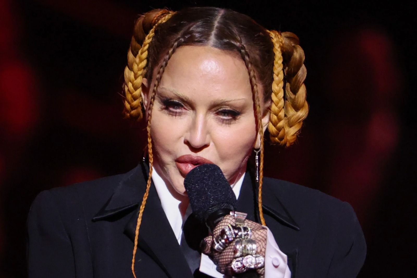 Las celebraciones de Madonna por sus 40 años como artista global se encuentran actualmente en suspenso, interrumpiendo así su gira mundial que abarcaría múltiples países.