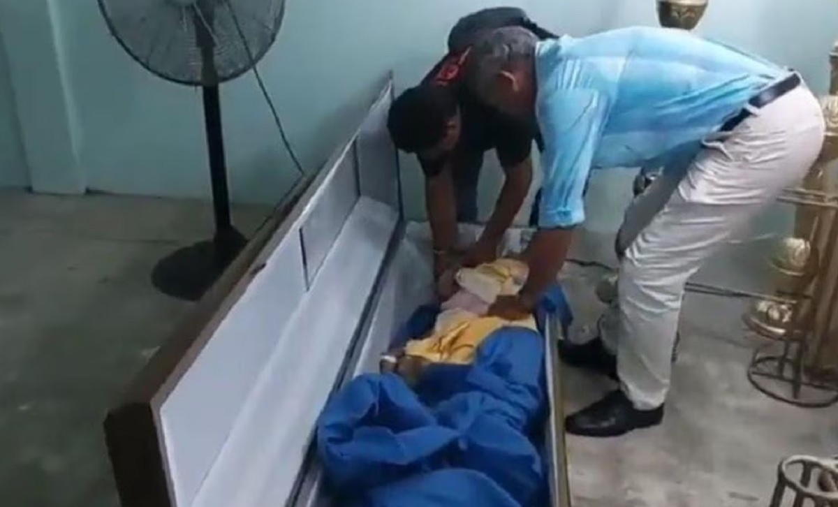 Conmoción en Ecuador: una mujer de 76 años declarada muerta revive en velorio Ecuador se vio sumida en la conmoción cuando una mujer de 76 años, previamente dada por muerta por un médico, sorprendió a todos al volver a la vida durante su propio velorio. El desconcertante episodio dejó atónitos a sus familiares y testigos presentes. Inmediatamente, la mujer fue trasladada al hospital Martin Icaza, donde recibió atención médica nuevamente.