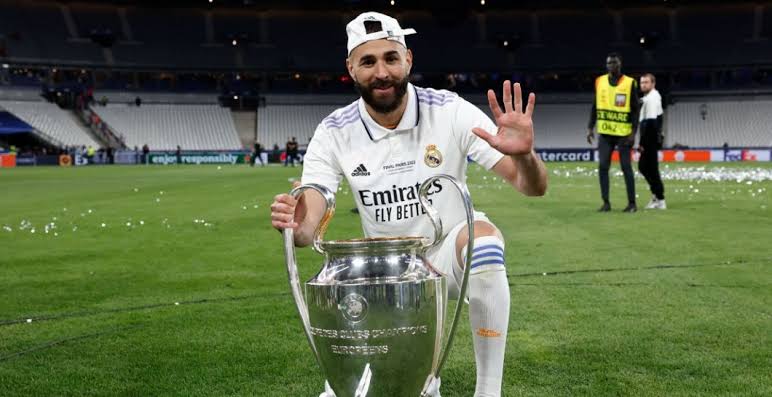 Luego 14 temporadas, 5 Champions League, 5 Mundiales de Clubes, 4 Supercopas de Europa, 4 Ligas, 3 Copas del Rey y 4 Supercopas de España, Karim Benzema le dice adiós al Real Madrid. Al cuadro blanco se le va una gran estrella, una leyenda, tal como sucedio hace poco con Cristiano Ronaldo.