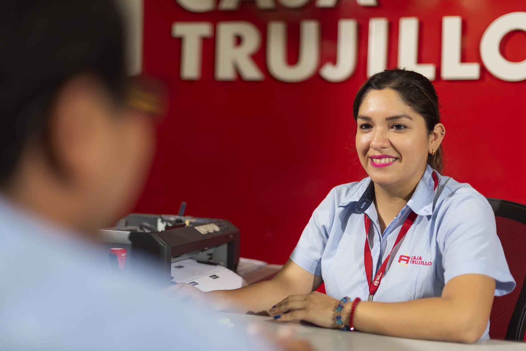 Caja Trujillo amplía la cobertura del seguro Multirriesgo y realiza pagos a más clientes Caja Trujillo, mediante su seguro Multirriesgo, ha brindado apoyo a un total de 23 clientes en el transcurso de este año. Estos clientes se vieron afectados por diversas circunstancias adversas que perjudicaron sus negocios, y se les ha otorgado un monto total de 698,430 soles para ayudarlos a recuperar sus pérdidas.
