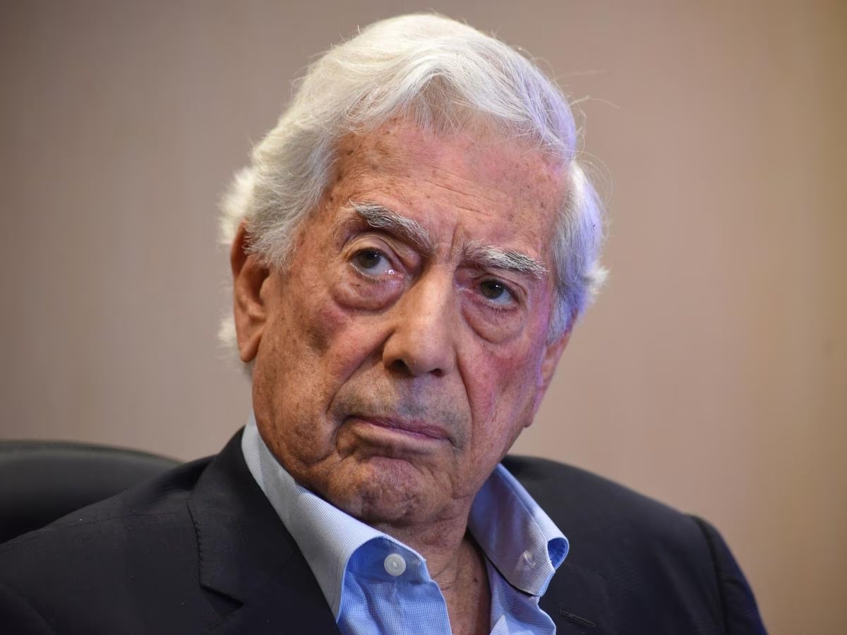 Mario Vargas Llosa, hospitalizado por covid-19 por segunda vez Mario Vargas Llosa, de 87 años, se encuentra actualmente hospitalizado debido a complicaciones por covid-19.
