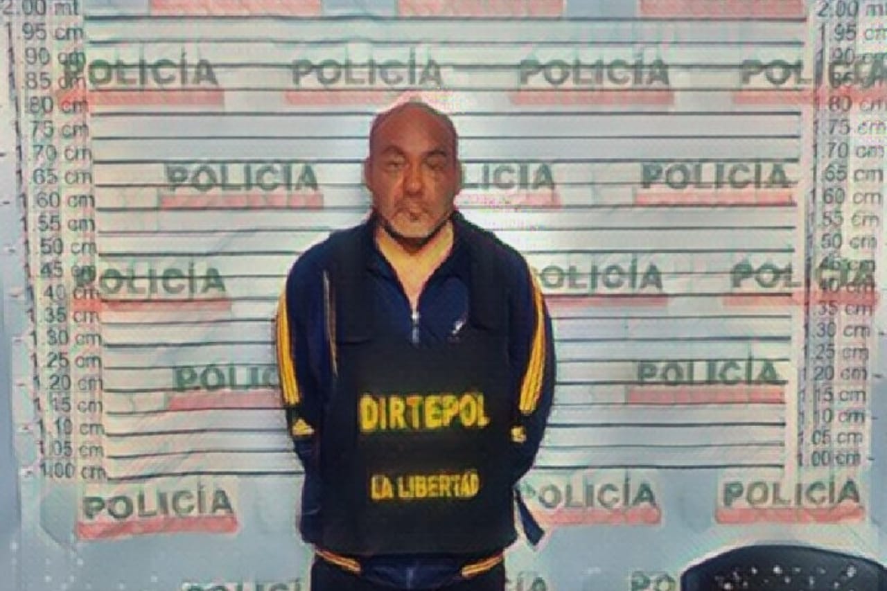 Con las manos en la masa: cae extorsionador que exigía 10 mil soles a su víctima Bajo el mérito de la denuncia presentada por un ciudadano identificado como JMDC (34), quien afirmó ser víctima de extorsión en relación al delito contra el patrimonio, se llevó a cabo acciones en respuesta a esta grave situación.