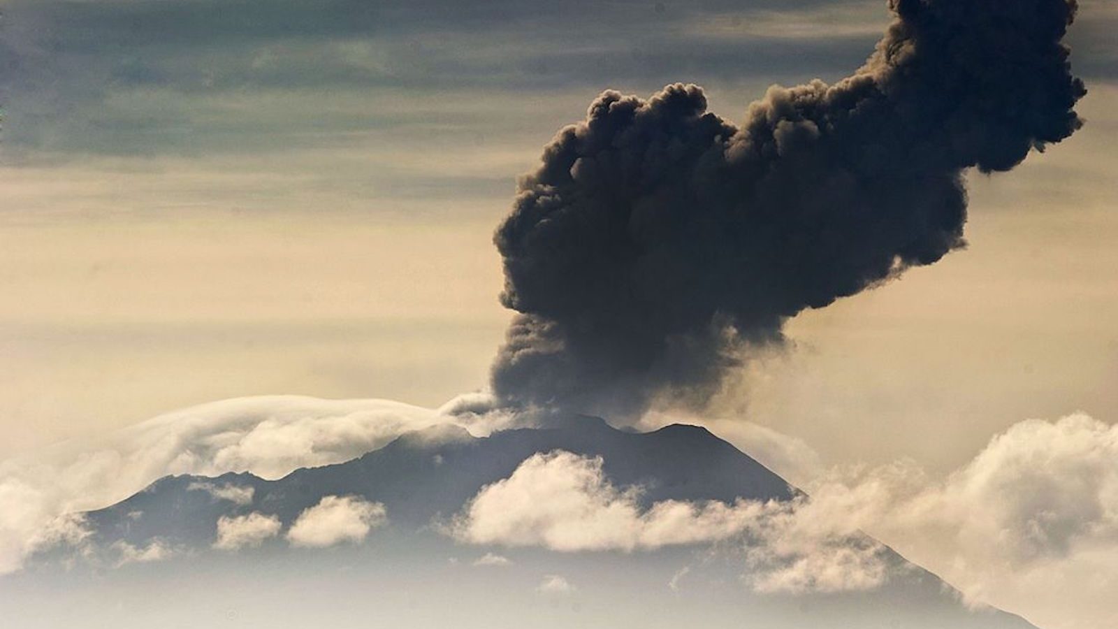 Volcán Ubinas vuelve a explosionar y cenizas se dirigen a Arequipa Volcán Ubinas: El Instituto Geofísico del Perú (IGP) informó sobre una intensa erupción de ceniza del volcán Ubinas hoy, que resultó en la expulsión de gases, alcanzando una altura de 4.000 metros sobre su cráter.