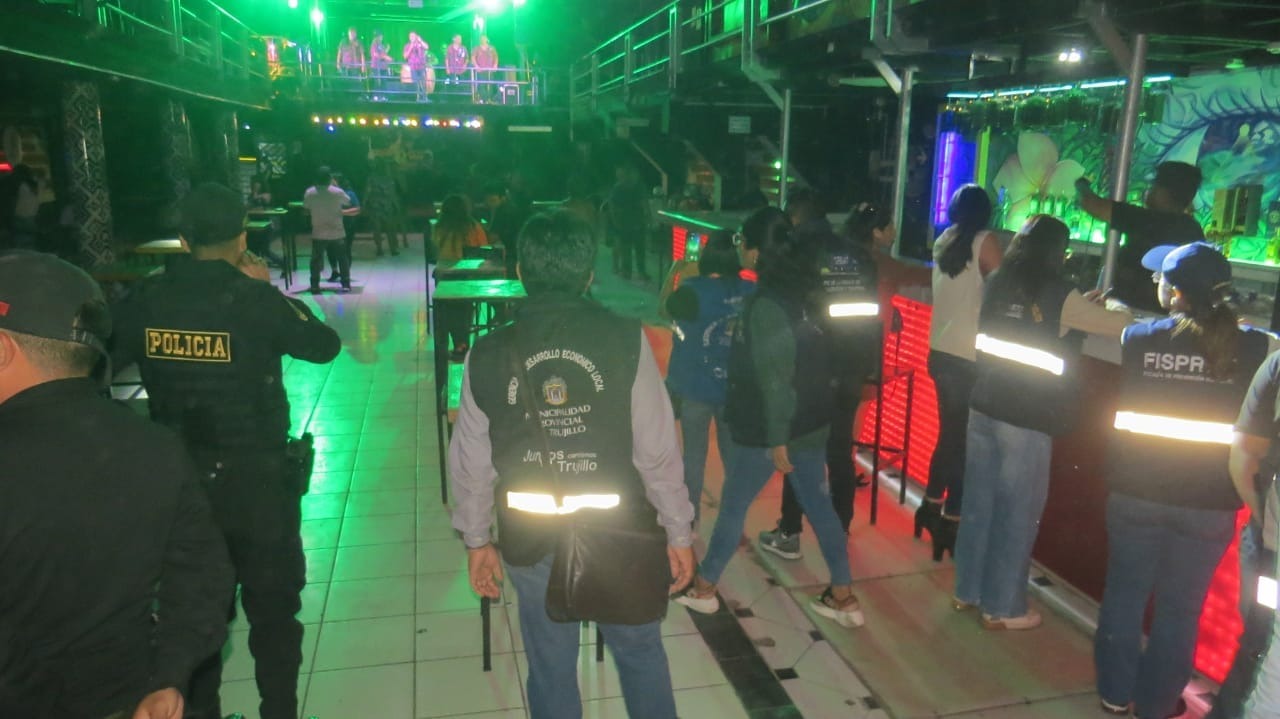 En una acción coordinada entre la Municipalidad Provincial de Trujillo (MPT), la Fiscalía de Prevención del Delito del Ministerio Público, la Subprefectura y la PNP, se llevó a cabo un operativo inopinado para intervenir y sancionar a dos establecimientos locales. Maroma y El Palacio fueron objeto de la intervención que resultó en la clausura de ambos locales por un período de 30 días. Esto se debe a la detección de diversas infracciones a la normativa vigente.