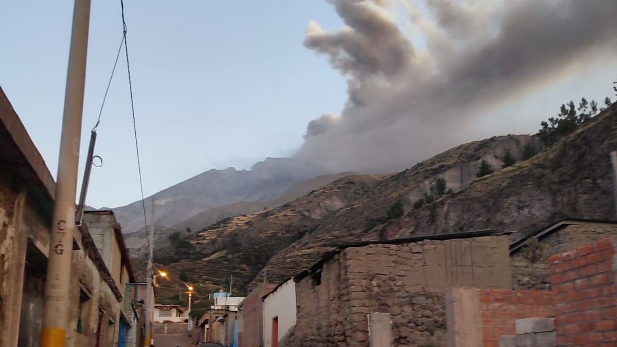 Perú activará una alerta roja y procederá con la evacuación de la población si las erupciones del volcán Ubinas continúan aumentando en la región de Moquegua.
