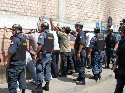 Las fuerzas policiales desmantelaron la presunta banda criminal de El Tren de Aragua en Pataz. Dentro de los detenidos hay tres extranjeros y una mujer. Era el terror de las extorsiones.