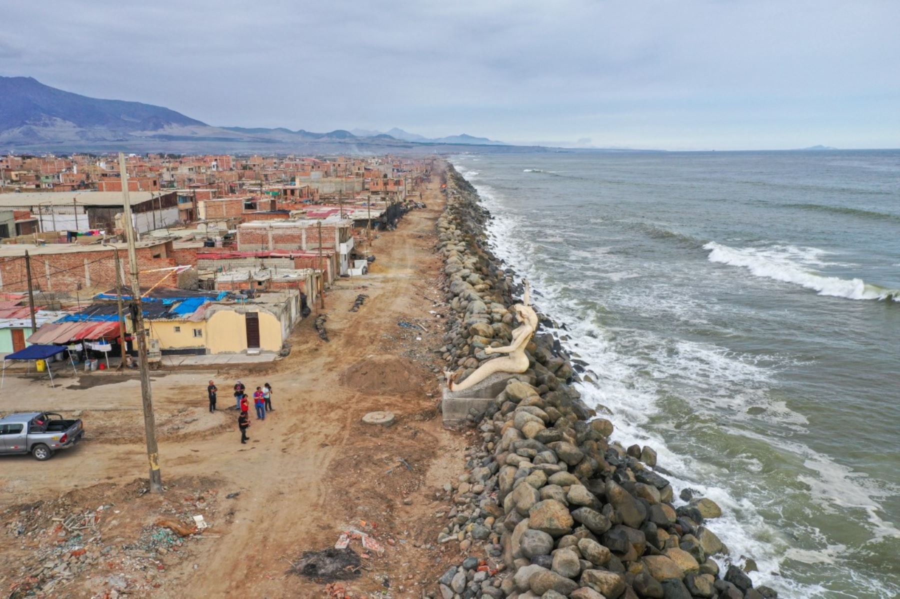 Fracasa el proceso de licitación para recuperar el borde costero de Trujillo El ambicioso proyecto de mejoramiento del borde costero en los icónicos balnearios de Las Delicias, Buenos Aires y Huanchaco en Trujillo ha sufrido un revés significativo. La convocatoria internacional lanzada en junio por el Ministerio de Transportes y Comunicaciones (MTC) para seleccionar la empresa encargada de llevar a cabo esta transformación, lamentablemente, ha sido suspendida debido a la falta de cumplimiento de requisitos considerados rigurosos.