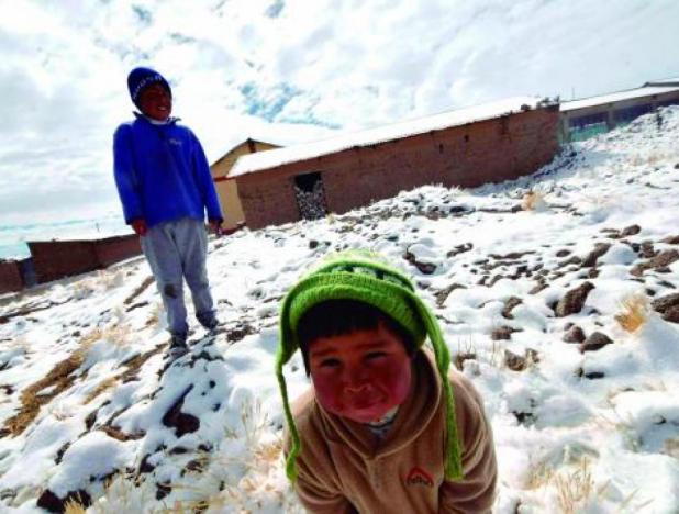 La solidaridad se ha manifestado de manera contundente en el distrito de Chugay, donde alrededor de 800 niños en situación vulnerable enfrentan las inclementes temperaturas a causa del friaje.