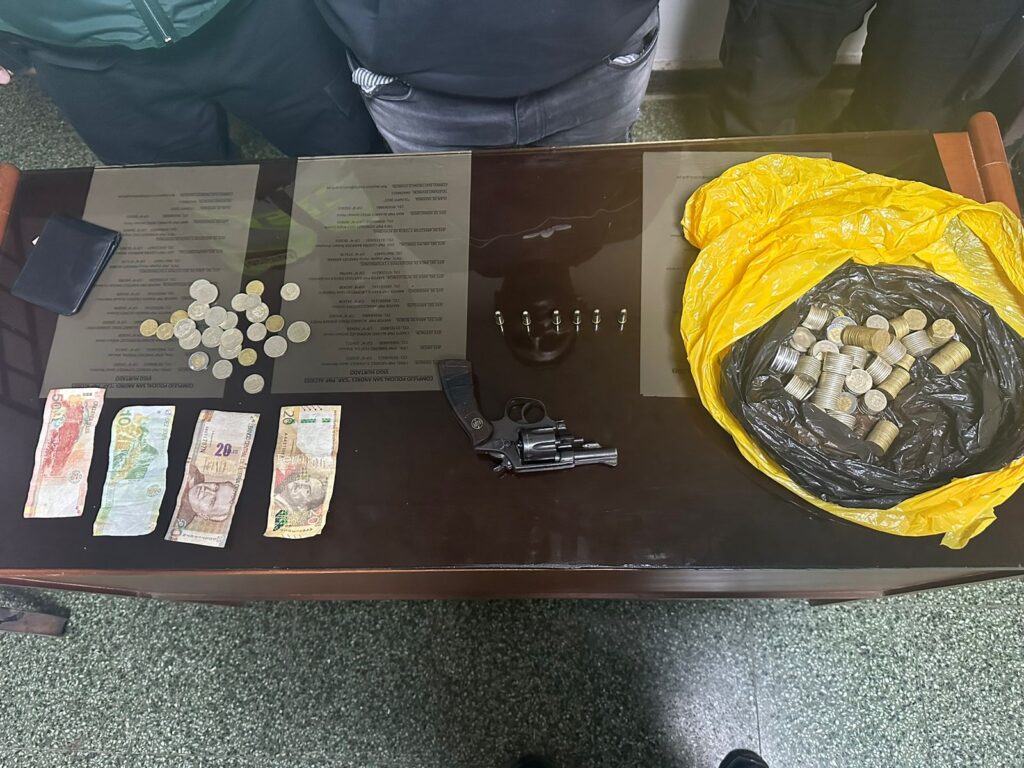 Dinero en efectivo y arma con municiones fueron decomisados en robo frustrado en centro de Trujillo.