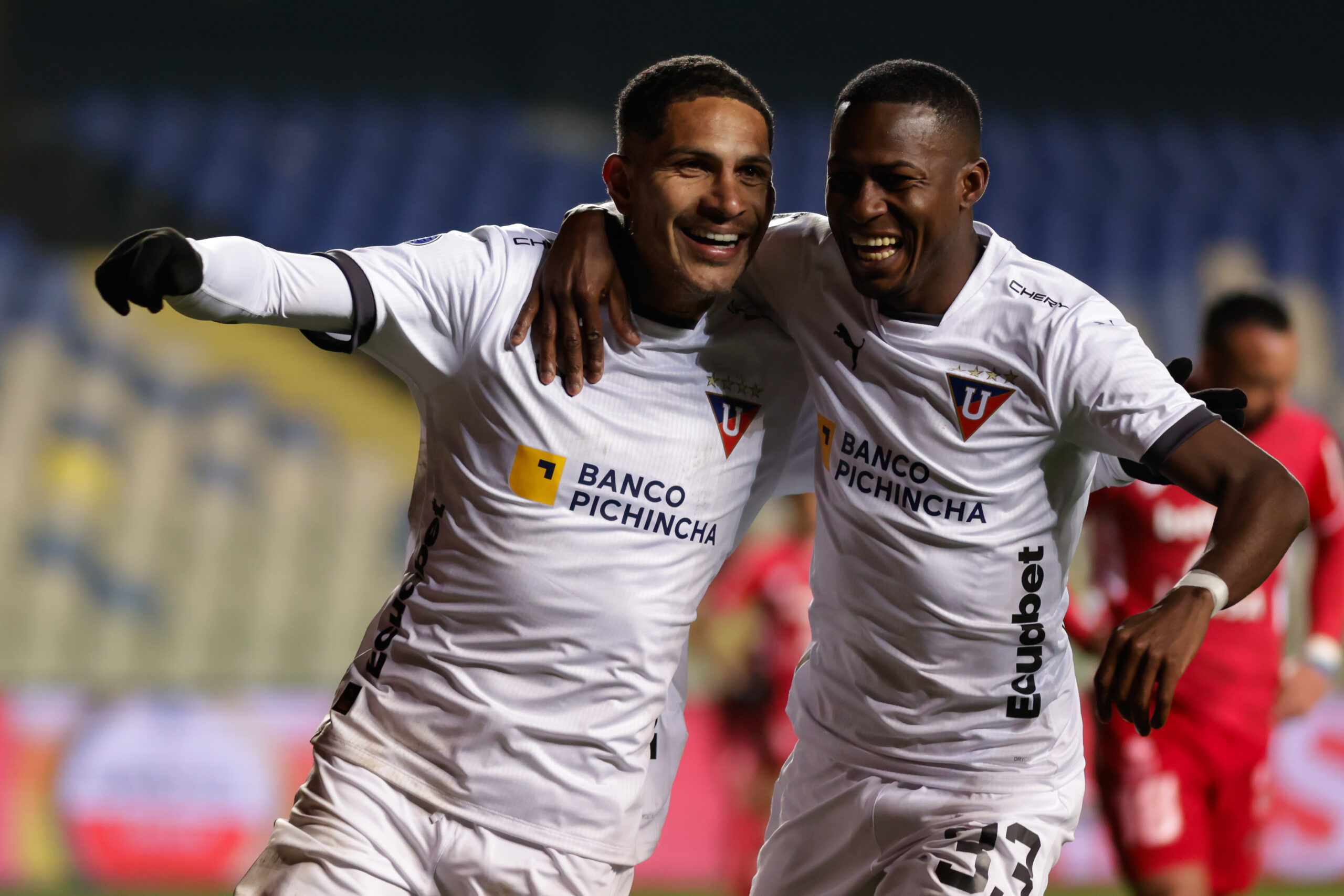Calidad intacta: Guerrero marcó golazo con el que LDU dio la sorpresa en Chile Paolo Guerrero, el inacabable delantero peruano de 39 años, debutó en su primer partido oficial con LDU dejando en claro por qué el club albo confió en ficharlo. Durante el emocionante encuentro contra Ñublense por la Copa Sudamericana, el 'Depredador' demostró su habilidad al anotar un espectacular gol al minuto 60.
