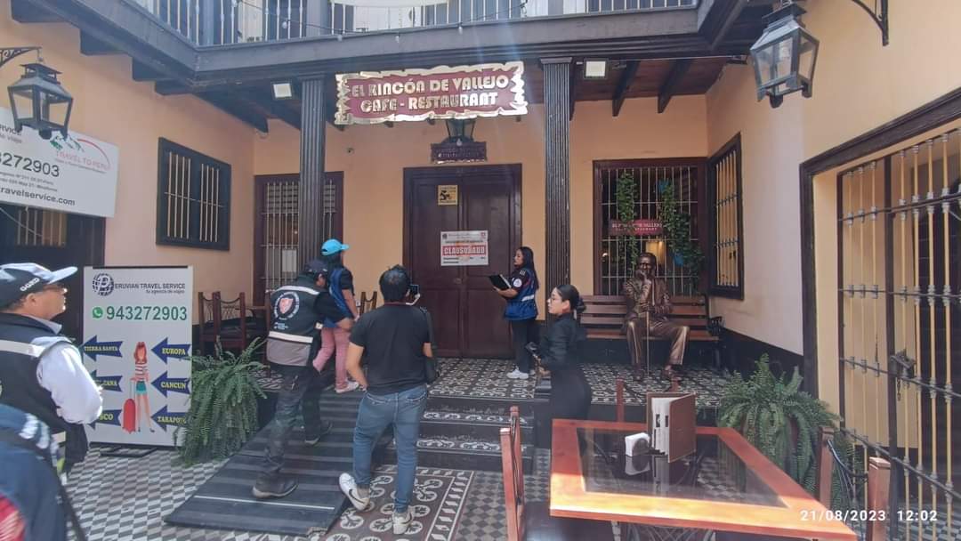 Clausurados: MPT sanciona por un mes a 12 reconocidos locales de comida por infringir normas En una serie de inspecciones sorpresa llevadas a cabo por personal de diferentes áreas de la Municipalidad Provincial de Trujillo (MPT), varios restaurantes en el centro histórico y en la avenida Víctor Larco e inmediaciones han sido clausuradas temporalmente por un período de 30 días. Las operaciones revelaron que estos establecimientos no estaban cumpliendo con las normas vigentes establecidas para garantizar la seguridad y la salubridad.