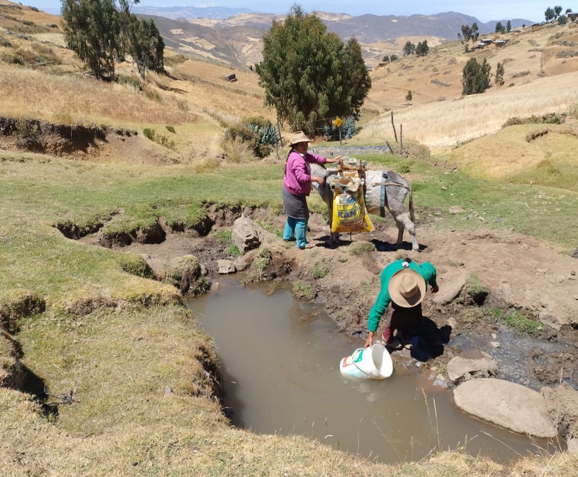 Pobladores de Julcán caminan horas para recolectar agua de manantiales, que es turbia y posiblemente contaminada.