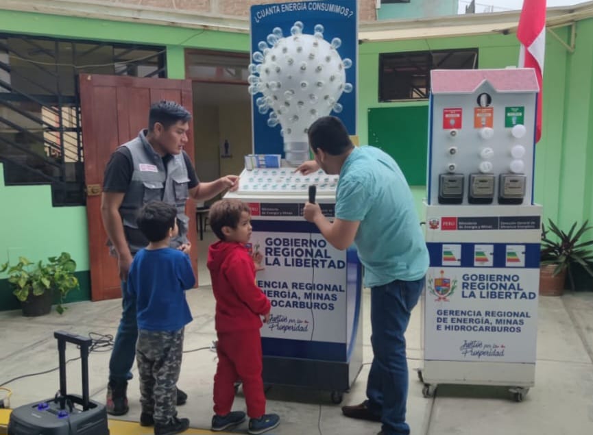 En un esfuerzo conjunto por fomentar el uso racional y eficiente de la energía eléctrica, más de 1,000 estudiantes pertenecientes a diferentes niveles educativos en la provincia de Trujillo han participado en un programa de capacitación, según el comunicado emitido por el Gobierno Regional de La Libertad a través de su Gerencia Regional de Energía y Minas.