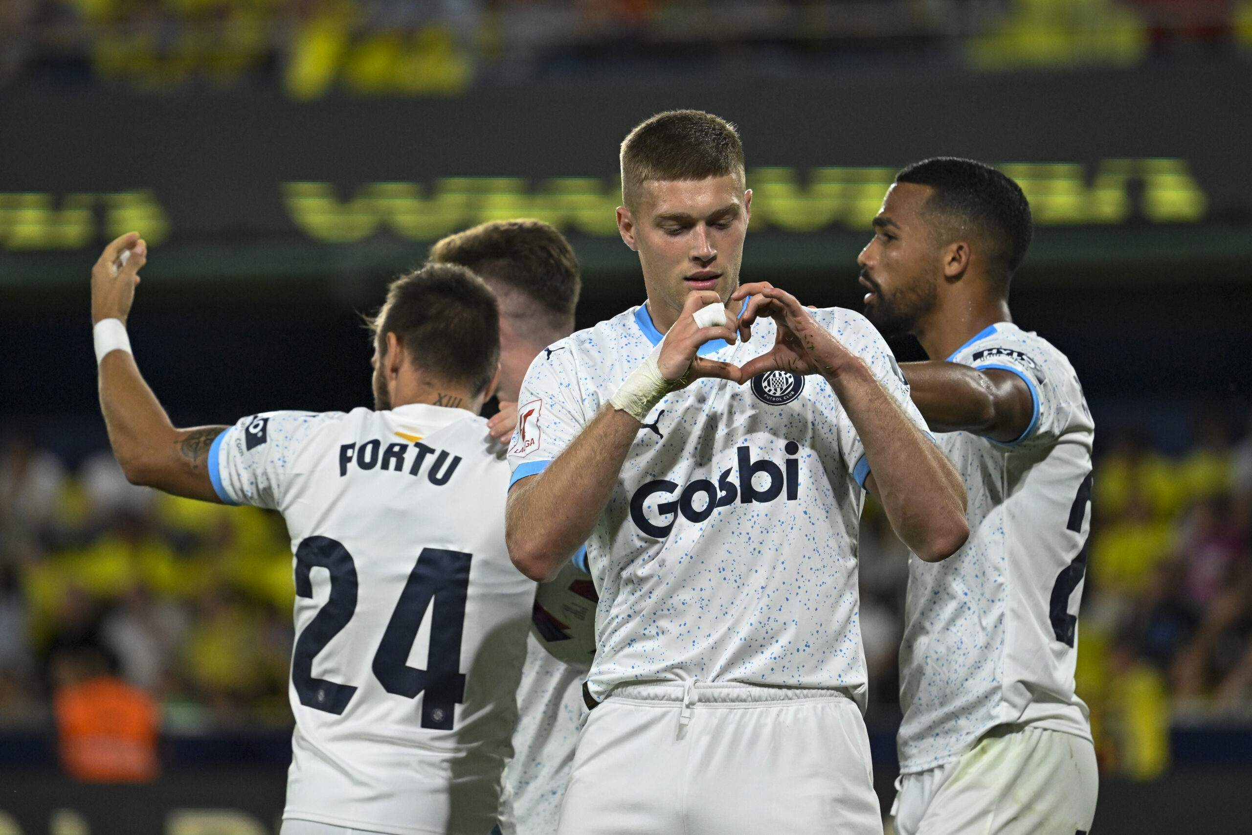 Ni Real Madrid ni Barcelona: Girona es el nuevo líder de LaLiga finalizada la sétima jornada El Girona se convirtió en la revelación de la jornada al aprovechar el tropiezo del Barcelona en Mallorca y, con una espectacular remontada en La Cerámica ante el Villarreal (1-2), se colocó en la cima de LaLiga española por primera vez en su historia.