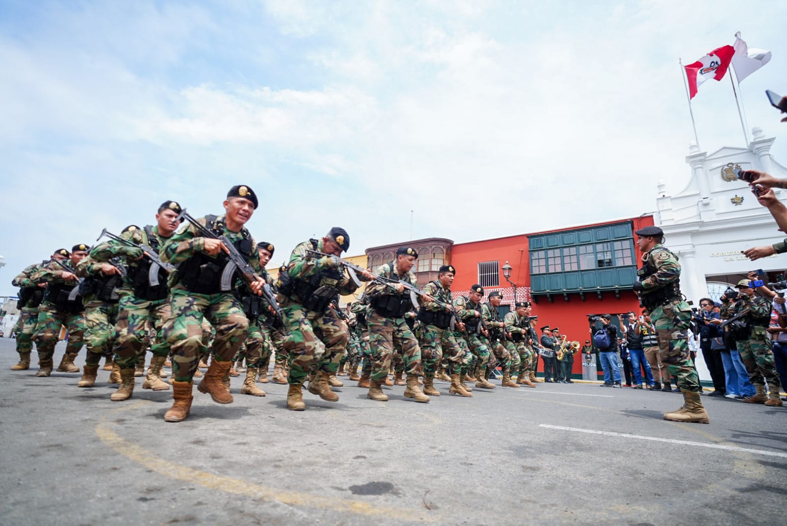 La Libertad: presentan 50 efectivos de la Dinoes para combatir criminalidad El evento se realizó en la plaza de armas de Trujillo a las 12:00 p.m. y comenzó con la bienvenida de la Tercera Región Policial de La Libertad al gobernador César Acuña Peralta, quien estuvo acompañado de los alcaldes distritales de La Esperanza, El Porvenir y el gerente municipal de Florencia de Mora.