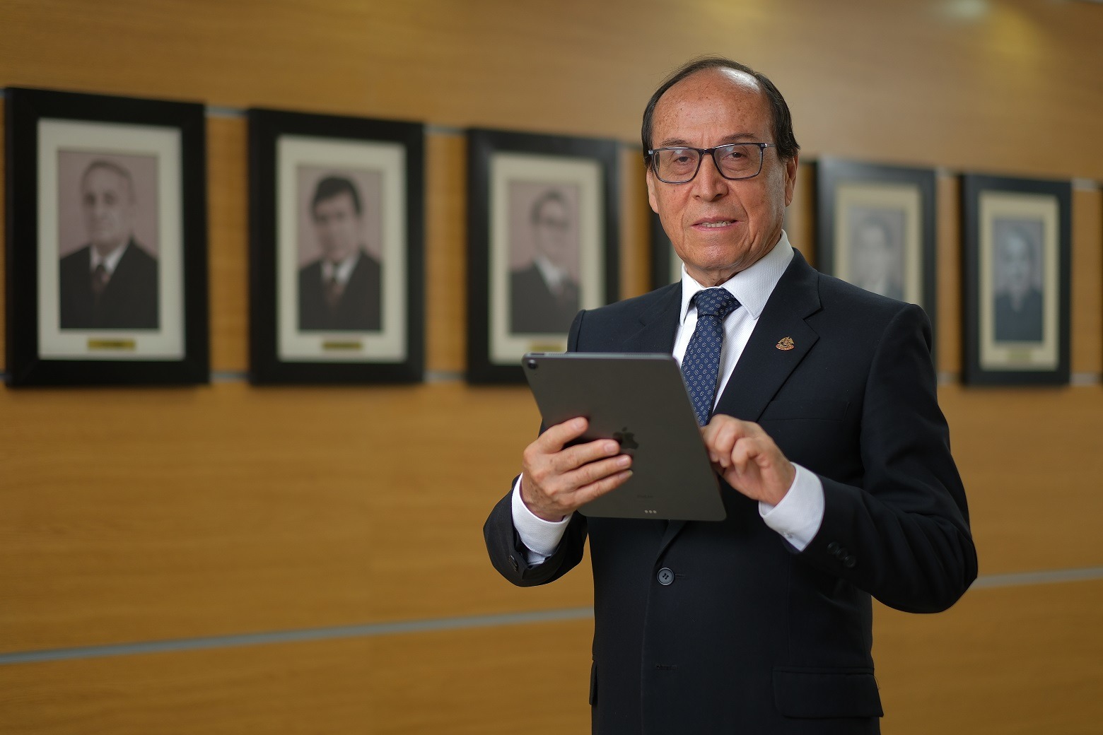 En un anuncio que ha sacudido el sector financiero, el presidente del Directorio de Caja Trujillo, el Dr. Dante Chávez Abanto, destacó la notable mejora en la clasificación de riesgo de la institución, pasando de B a B+. Esta mejora fue respaldada por el último informe de la prestigiosa clasificadora Moody's Local.