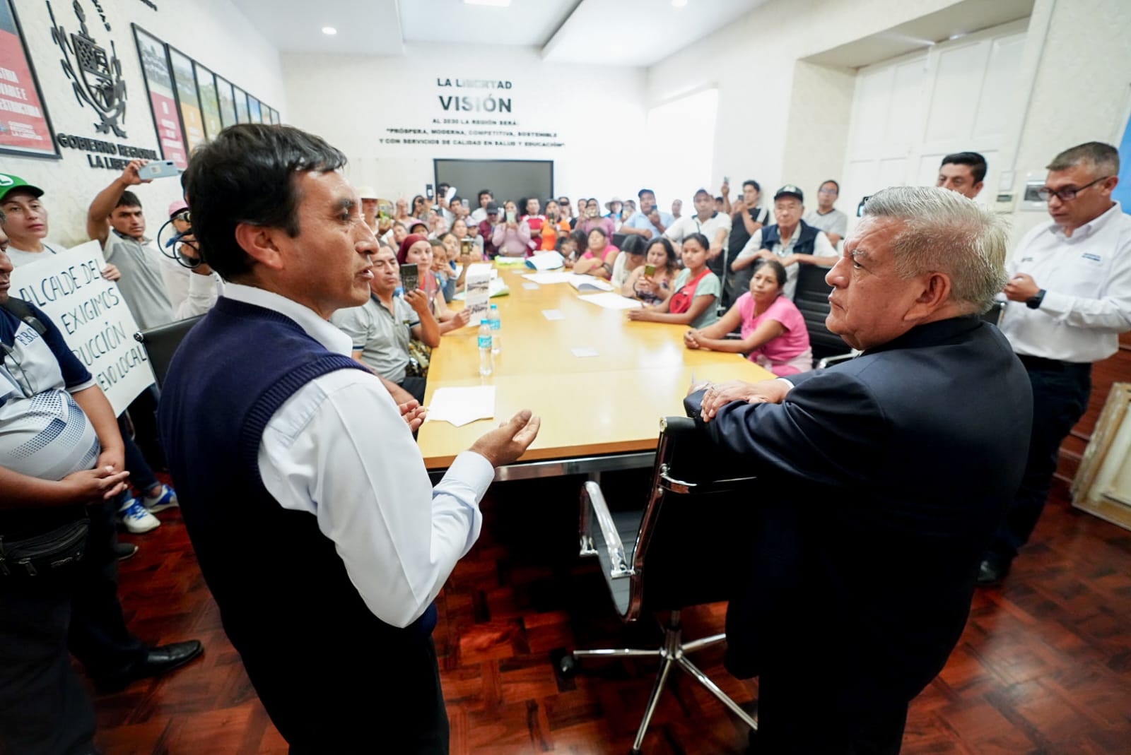 En una sorpresiva visita a la Institución Educativa Francisco Bolognesi en Nuevo Florencia (El Porvenir), el gobernador regional de La Libertad, César Acuña, tomó audaces después de constatar las condiciones precarias de las instalaciones.