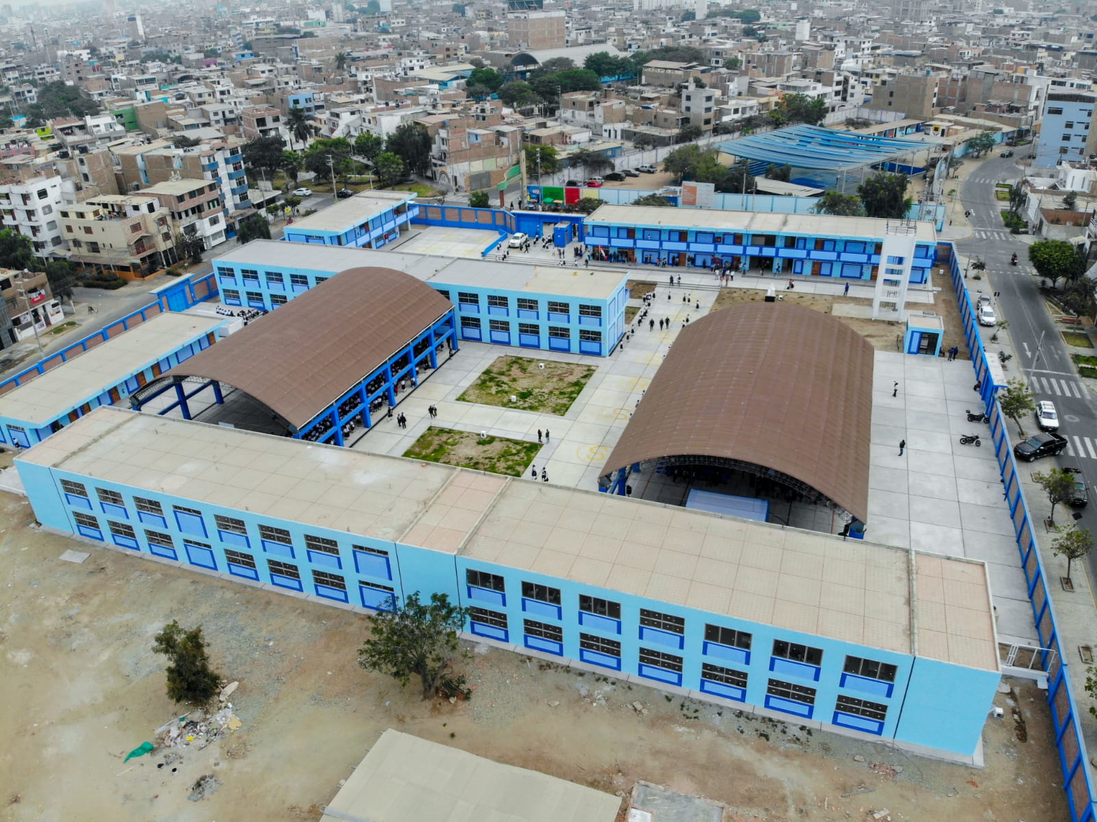 Colegio María Negrón Ugarte: 1 200 alumnas regresan para recibir clases presenciales El gobernador regional de La Libertad, César Acuña, hizo un emocionante anuncio durante la inauguración de la recientemente reconstruida sede de la Institución Educativa María Negrón Ugarte.