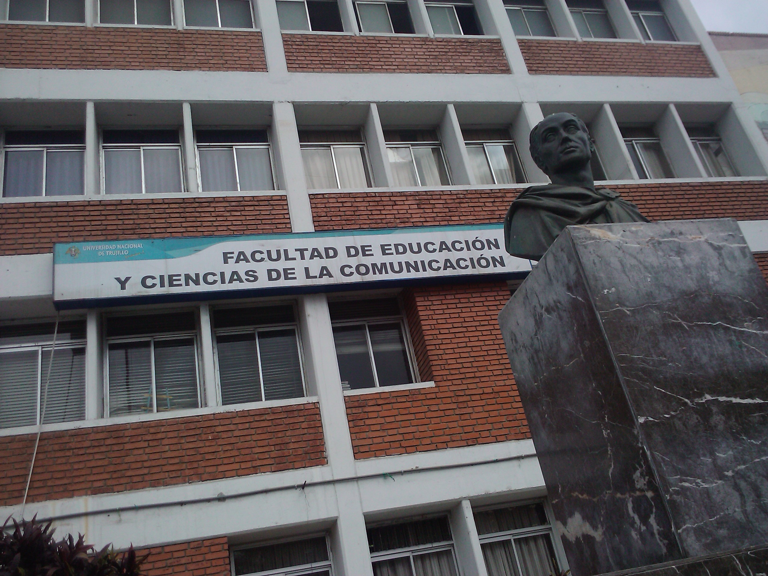 UNT: Fiscalía investiga nombramientos irregulares y otros presuntos delitos La Segunda Fiscalía Provincial Penal Corporativa de Trujillo, perteneciente al Ministerio Público, ha anunciado el inicio de una investigación preliminar en relación a presuntos delitos cometidos por Aurea Elizabeth Rafael Sánchez, actual decana de la Facultad de Educación y Ciencias de la Comunicación de la Universidad Nacional de Trujillo (UNT). Los