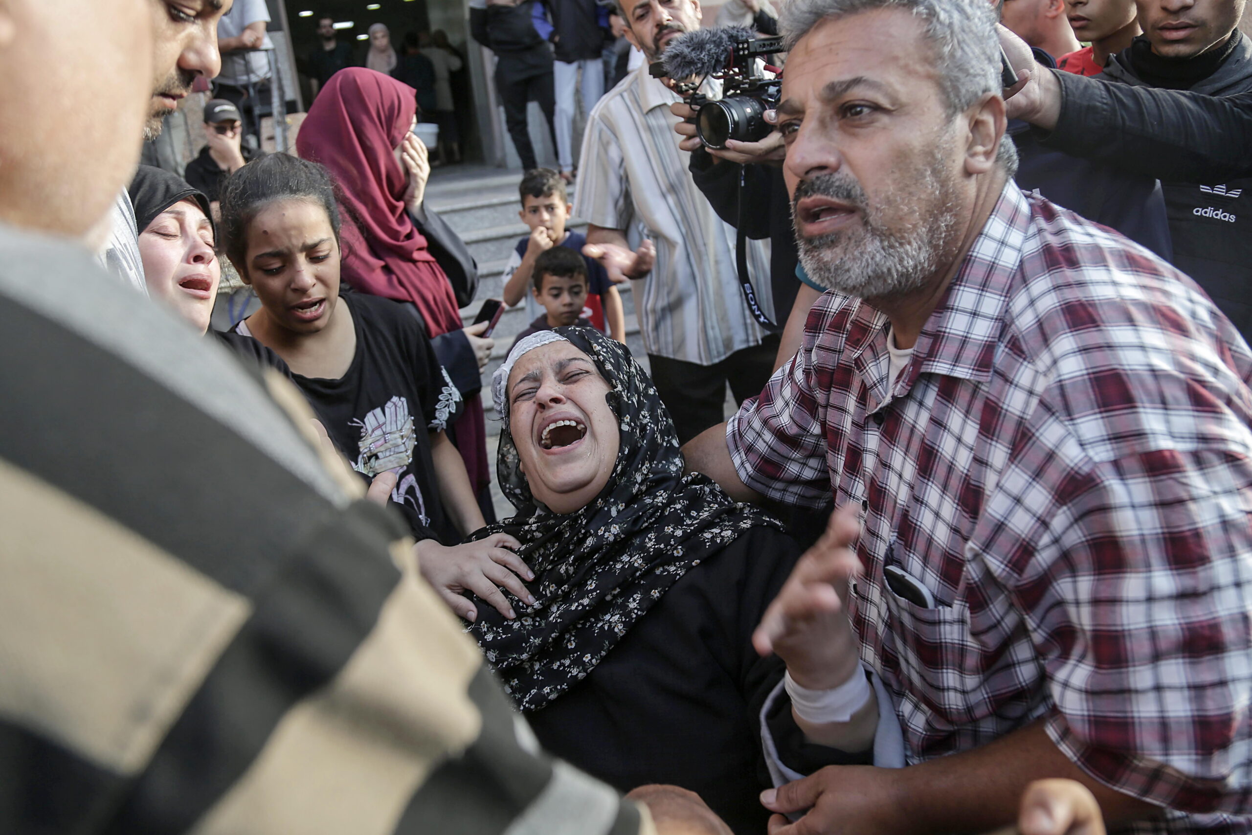 La guerra no se detiene y las cifras de muerte aumentan. Un devastador ataque israelí impactó en el día de hoy el patio de un hospital en Gaza, provocando una gran cantidad de víctimas, según declaraciones realizadas por el jefe de la Defensa Civil de Gaza.