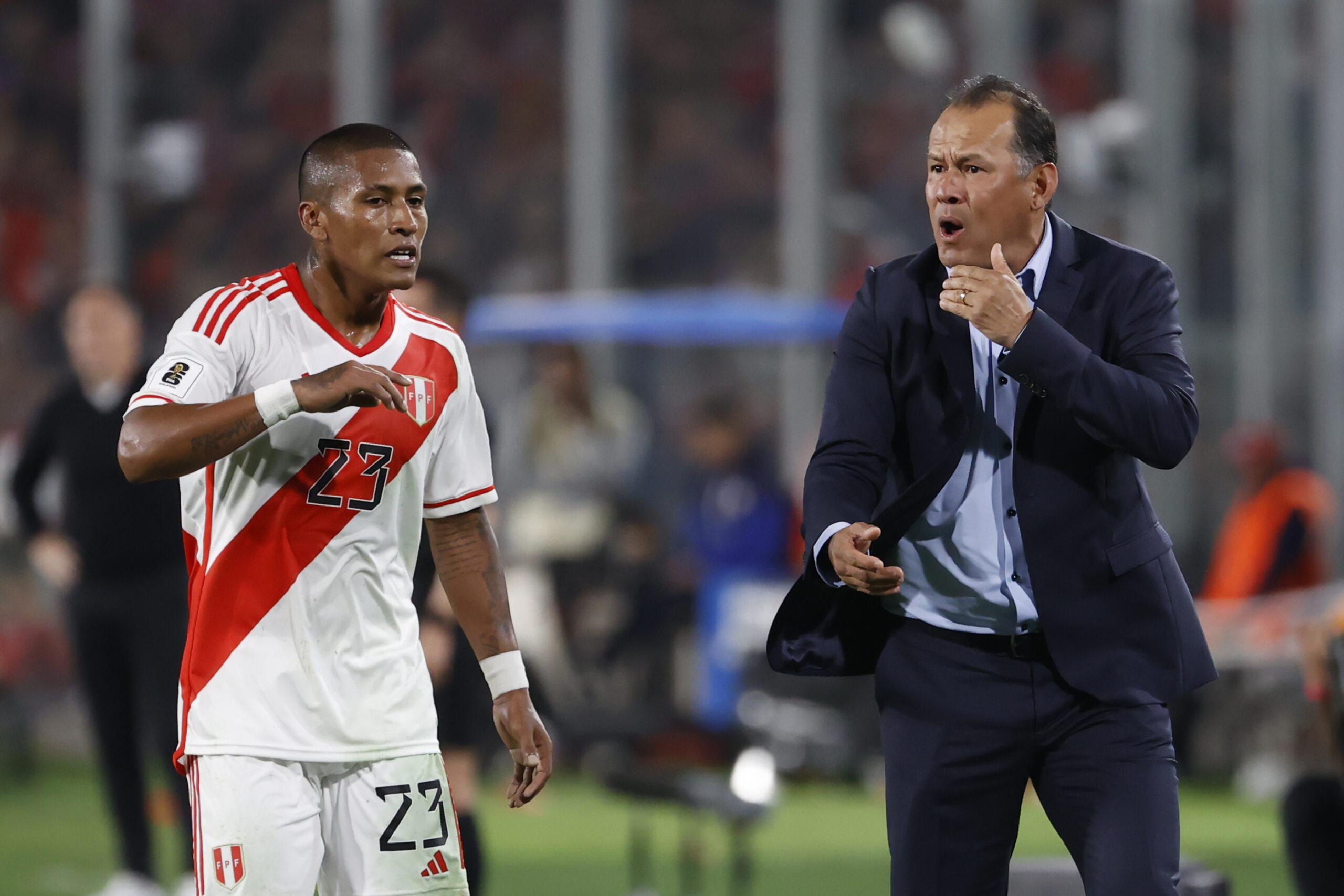 Un Perú temeroso, mezquino para jugar al fútbol, cayó 2-0 ante Chile en Santiago y sumó su segunda derrota en las Clasificatorias Sudamericanas al Mundial 2026. Juan Reynoso entregó sus armas para el ataque y pagó caro con la derrota, sin siquiera patear al arco. Preocupante lo de la Blanquirroja.