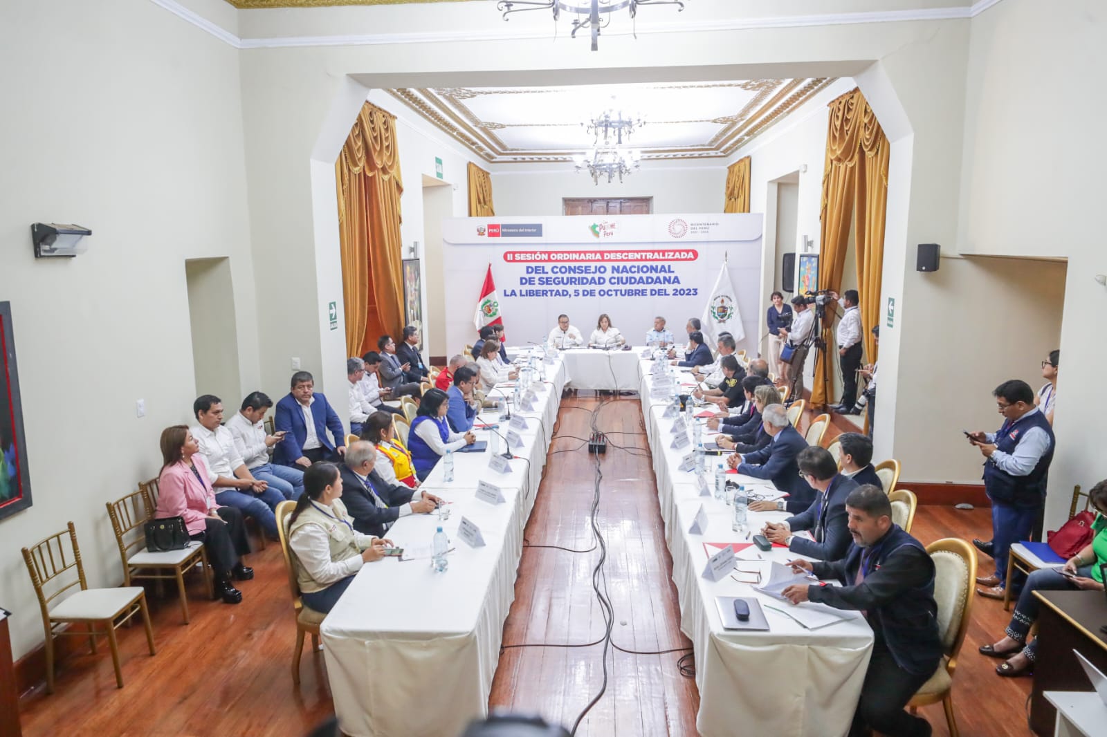 Gobierno Regional pide a presidenta Baluarte mayor presupuesto para el Ministerio del Interior El gobernador regional de La Libertad, César Acuña, declaró que la justicia social se alcanza con inversión y para que haya inversión debe existir seguridad, de ahí que pidió al gobierno de la presidenta Dina Boluarte mayor presupuesto para el Ministerio del Interior, a fin de que combata con eficacia a la delincuencia.