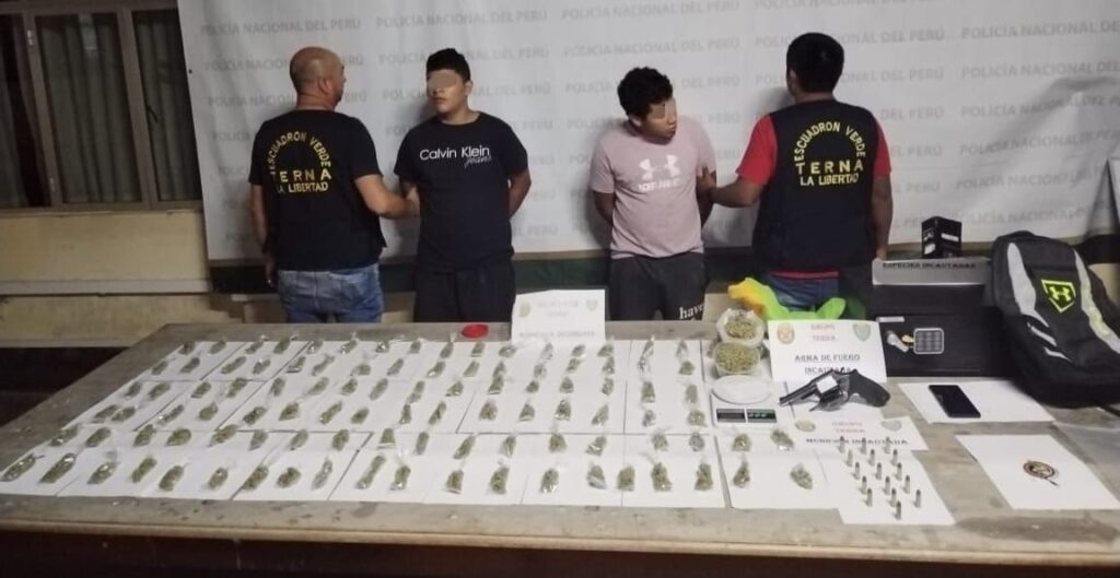 El Jefe del Escuadrón Verde, el Mayor PNP Sarmiento Arteaga Luis Ricardo, informó que se ha llevado a cabo con éxito una intervención en la cuadra 08 del Jr. Juan Zapata, en la urb. El Bosque, donde se detuvieron a dos individuos que tenían en su poder armas de fuego, municiones y droga.