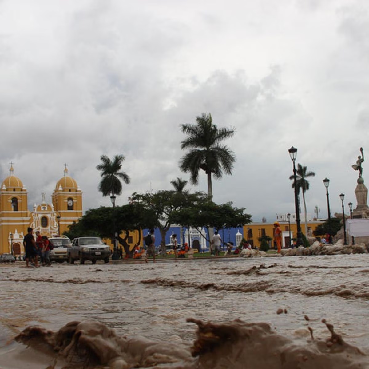 El gobernador regional César Acuña Peralta anunció en una sesión ordinaria de la Plataforma de Defensa Civil que se llevará a cabo un plan de prevención ante la llegada inminente del fenómeno de El Niño en diciembre y enero próximos