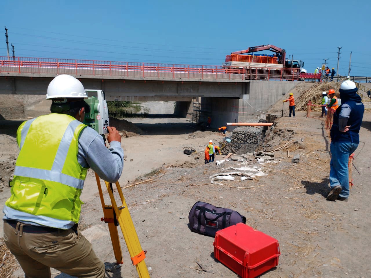 El Niño Costero: Aunor realiza mantenimiento en puentes y alcantarillas en tramo Pativilca - Santa - Salaverry En un esfuerzo por fortalecer la prevención frente al Fenómeno de El Niño Costero, la concesionaria de la red vial 4, Autopista del Norte (Aunor), ha puesto en marcha una serie de trabajos de mantenimiento esenciales en puentes, alcantarillas, pontones y badenes que se encuentran en el tramo comprendido entre Pativilca y Santa, con destino final en Salaverry.