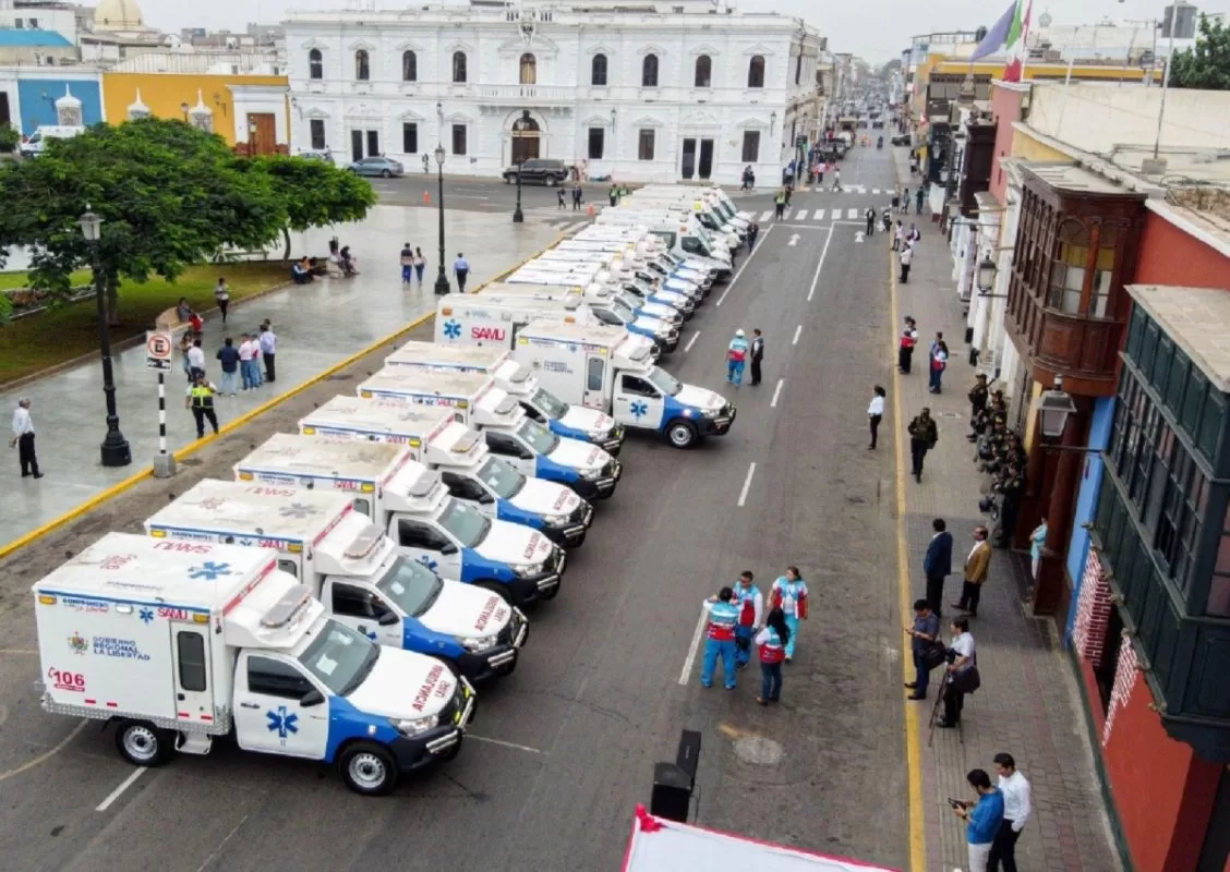 La Libertad: anuncian la compra de 200 ambulancias para abastecer centro de salud En su reciente visita al distrito de Calipuy, en la provincia andina de Santiago de Chuco, el gobernador regional César Acuña anunció medidas significativas destinadas a mejorar la calidad de vida de los habitantes de La Libertad.
