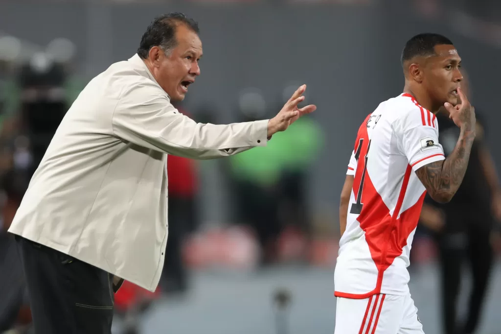 Reymoso, DT de Perú, da indicaciones con la mano al futbolistas Bryan Reyna.