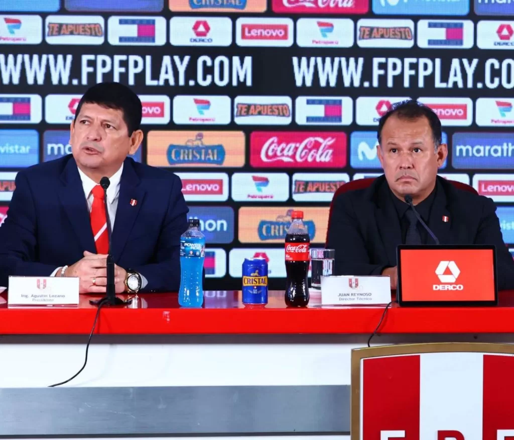 Juan Reynoso, DT de Perú, en mesa junto a Agustín Lozano, presidente de la FPF, durante conferencia de prensa.